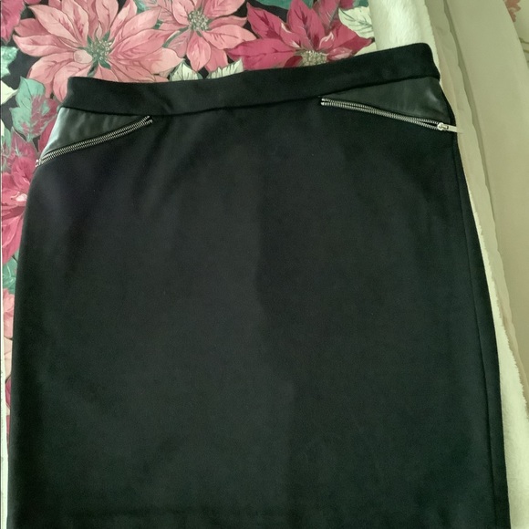 Premise petite black skirt 12P with faux leather zip pockets. In good sh… - Picture 5 of 10